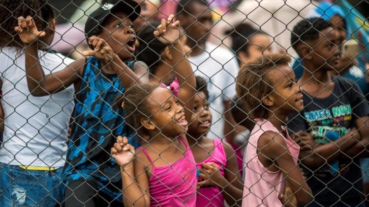 Niños pobres de un barrio en Brasil esperan 'Santa Claus' durante una distribución de comida navideña. 