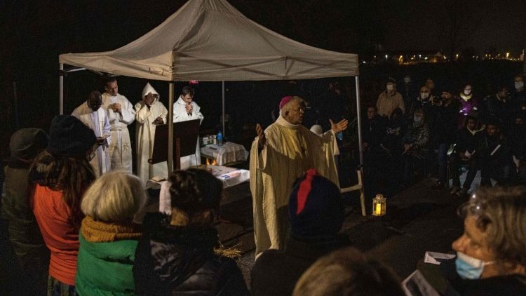 Mgr Olivier Leborgne, évêque d'Arras, célébrant la messe de la nuit de Noël parmi les migrants, le 24 décembre 2021.