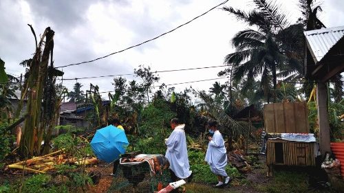 Philippinen: Nuntius besucht Taifun-Überlebende 
