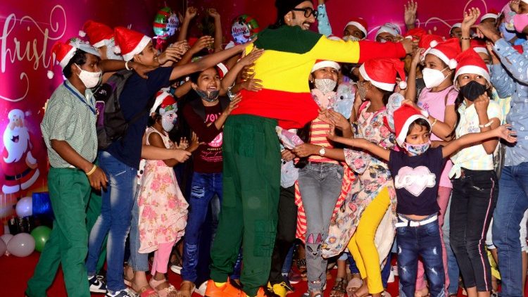 सेव द चिल्ड्रन संगठन के तत्वाधान में मुम्बई में बच्चों ने मनाया क्रिसमस,  तस्वीरः 25.12.2021