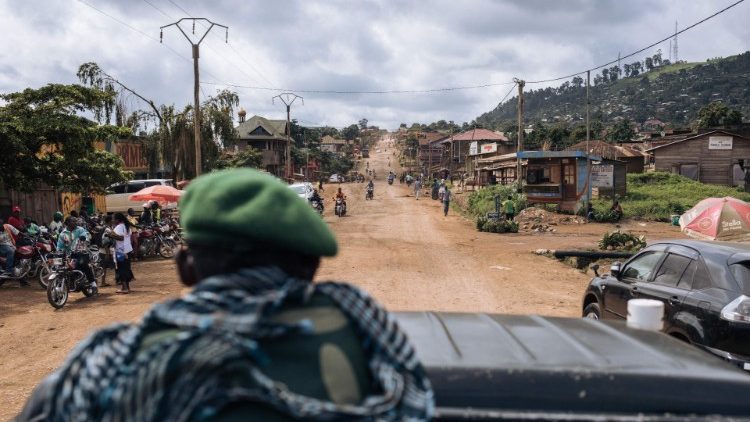 Soldati del Congo lungo la strada che da Beni porta al Confine con l'Uganda
