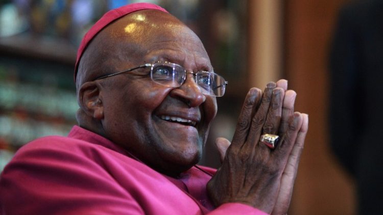 O arcebispo Desmond Tutu na Catedral de Cidade do Cabo onde se realizará o seu funeral em 1° de janeiro