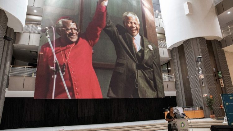 In una commemorazione dell'arcivescovo Tutu, l'immagine simbolo della fine dell'apartheid: la sua foto con Nelson Mandela