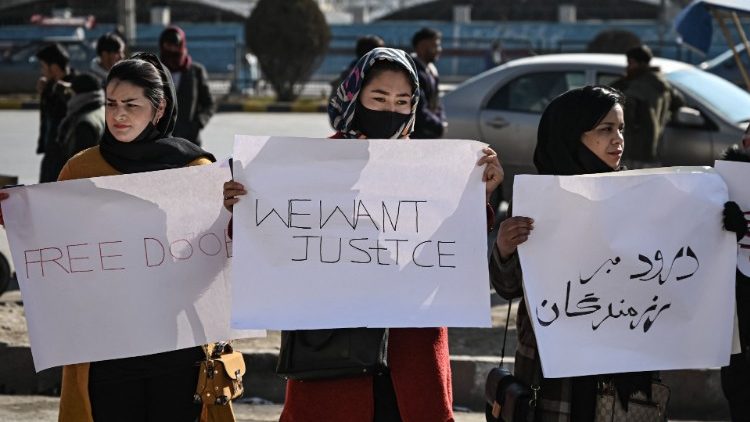 La protesta oggi a Kabul di donne afghane per chiedere lavoro, cibo, giustizia e migliori condizioni di vita 