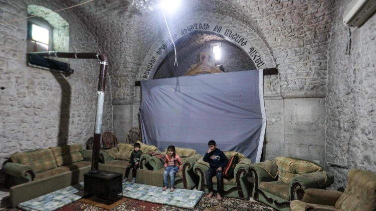 Binnenflüchtlinge hausen in der Provinz Idlib in einer aufgegebenen armenisch-orthodoxen Kirche