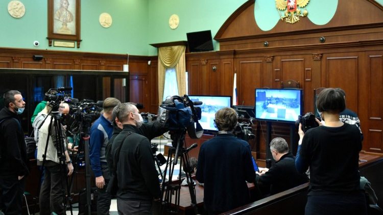 मॉस्को की एक अदालत के बाहर मानवाधिकारों पर फैसला सुनने खड़े पत्रकार  (प्रतीकात्मक तस्वीर) 