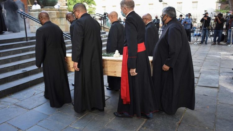 Il semplice feretro in legno di pino dell'arcivescovo Tutu viene portato nella cattedrale di Saint George a Città del Capo per la camera ardente e il funerale