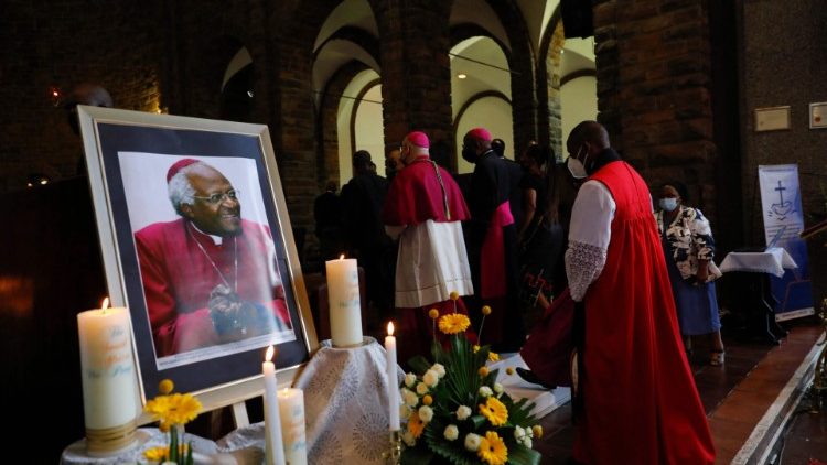 L' omaggio all'arcivescovo Desmond Tutu nella cattedrale di Saint George a Città del Capo