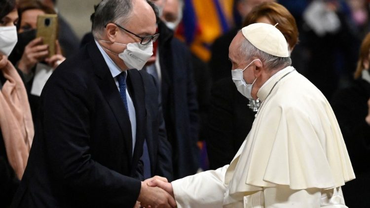 Handshake beim Te Deum: Roms Bürgermeister Roberto Gualtieri bei Papst Franziskus im Petersdom