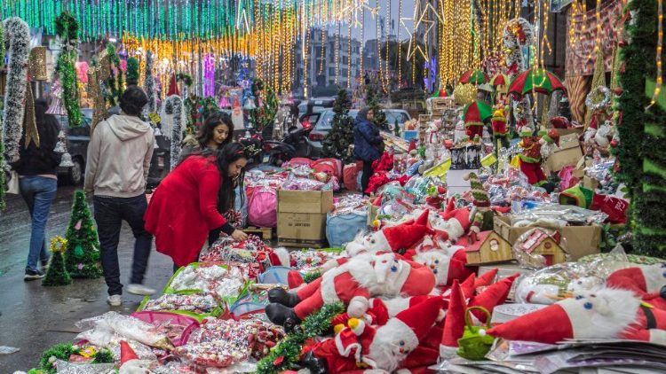 Weihnachtsartikel auf einem Markt in einem Vorort von Kairo (Ägypten), in dem viele Christen leben