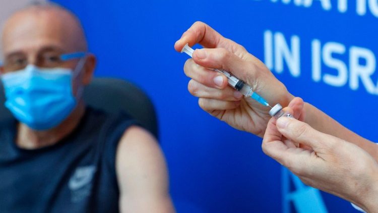 Israele annuncia la quarta dose di vaccino anti Covid per il personale medico e gli over 60