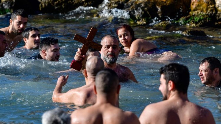 Griechisch-orthodoxe Gläubige beim traditionellen Bad an Epiphanie im Hafen von Athen