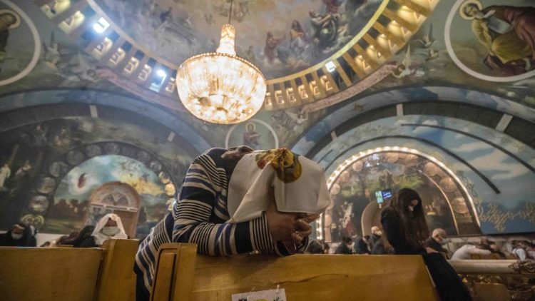 Fiel copta reza na Igreja ortodoxa de São Miguel, no Cairo