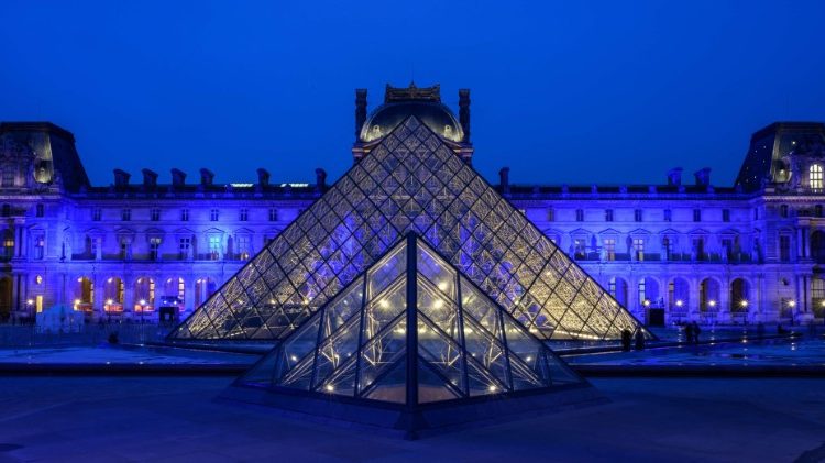 I colori dell'Unione Europea fanno da sfondo alla Piramide del Louvre a Parigi per inaugurare il semestre francese di presidenza  