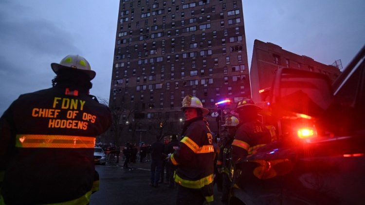 Pompiere davanti all'edificio incendiato nel Bronx, a New York