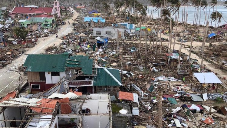 Разрушенията в гр.Бургос след опустошителния тайфун "Рай" във Филипините
