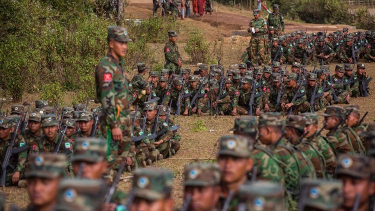 Des soldats de l'Armée de libération nationale Taaung, l'un des plus importants groupes rebelles de Birmanie, à Tangyan, le 11 janvier 2022. (AFP)