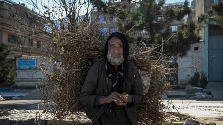 Un uomo afgano a Kabul (Mohd Rasfan/Afp)