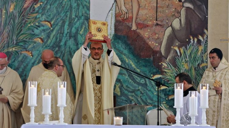 Патриарх Пицабала по време на литургия в Ал-Магтас, където се смята че е мястото на кръщението на Исус. 14.1.2022
