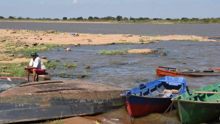  La severa sequía que ha dejado al descubierto enormes bancos de arena y rocas del río Paraguay, principal vía fluvial comercial en este país sin salida al mar