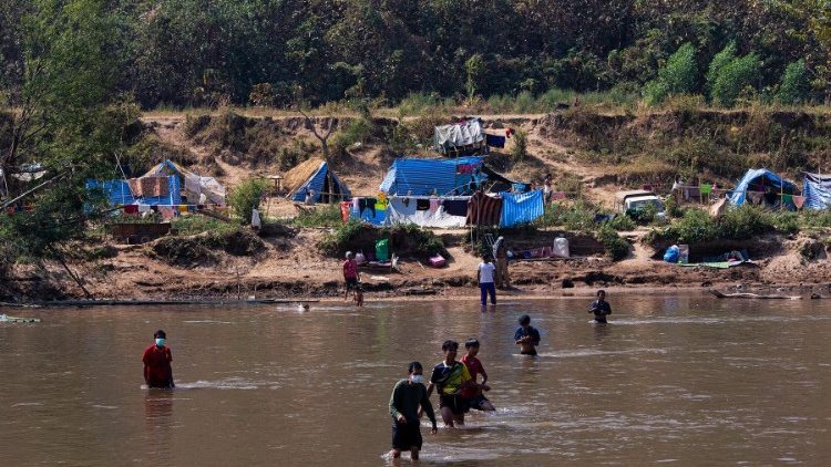 Flüchtlinge aus Myanmar überqueren einen Fluss an der Grenze zu Thailand (Januar 2022)