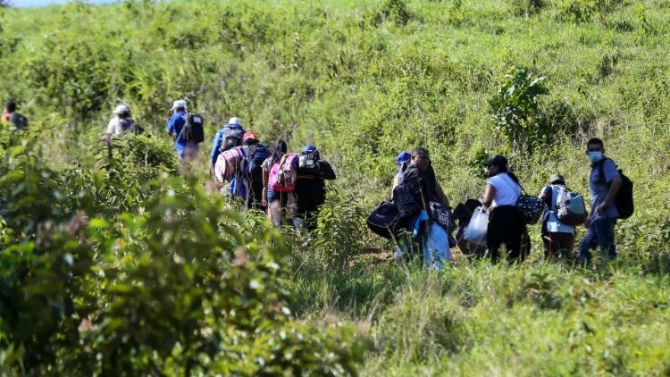 Migrantes intentan pasar la frontera por pasos ilegales en Corinto, Honduras