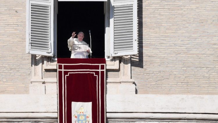Papež Frančišek med opoldansko molitvijo Angel Gospodov.