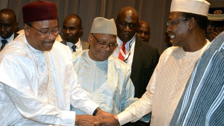 Auf diesem Archivbild vom 15. Dezember 2019 geben sich Nigers Präsident Mahamadou Issoufou (links), Malis Präsident Ibrahim Boubacar Keita (Mitte) und Tschads Präsident Idriss Deby auf dem G5-Sahel-Gipfel in Niamey die Hand.