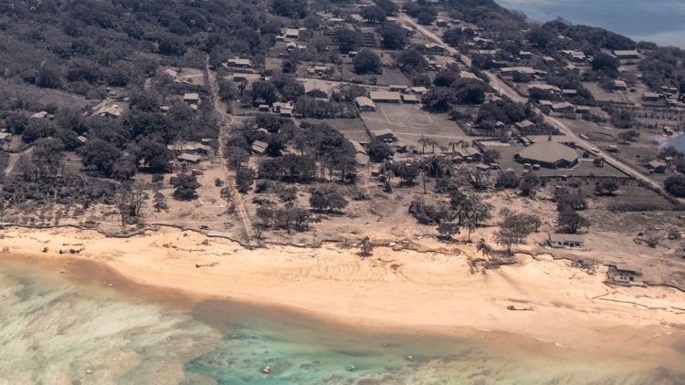Един от островите на Тонга след изризгването на вулкана и последвалото цунами