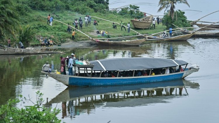 Fischerboot auf dem Kivu-See in Kibuye im Westen Ruandas