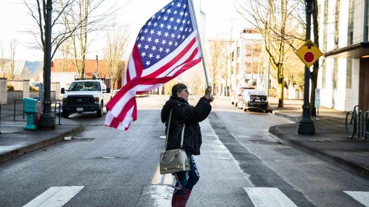 Eine Frau schwingt die USA-Flagge