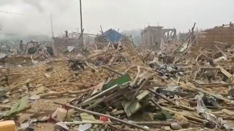 I danni dell'esplosione nell'ovest del Ghana (AFP)