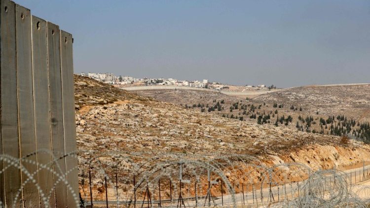 Territorio di Cisgiordania oltre la barriera costruita da Israele