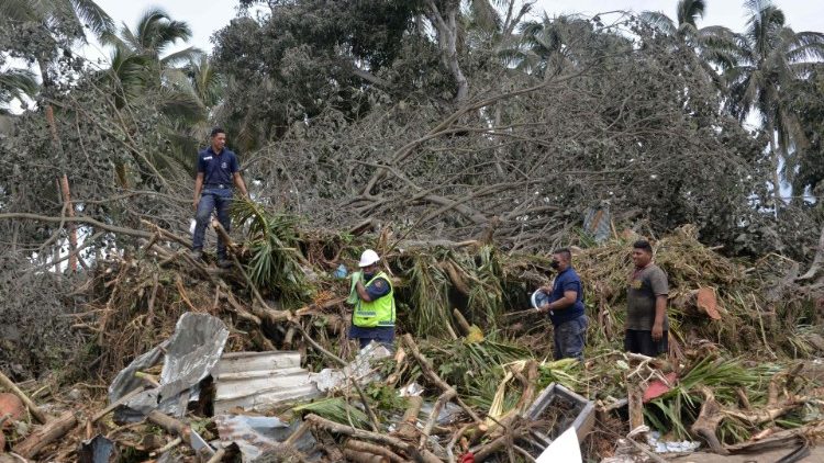 Une équipe se sauvetage mobilisée sur l'ile de Tongatapu, au lendemain de l'éruption volcanique et du tsunami qui ont frappé les Iles Tonga, le 15 janvier 2022. (Matangi Tonga/AFP)