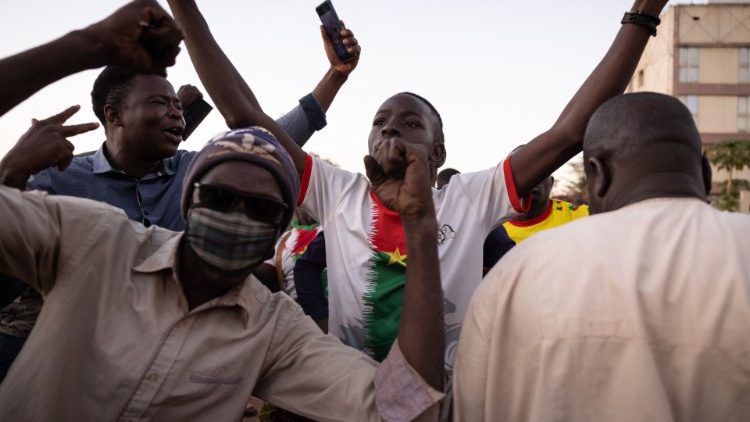 Anhänger des Militärs jubeln in Ouagadougou nach dem Putsch in Burkina Faso an 24. Januar