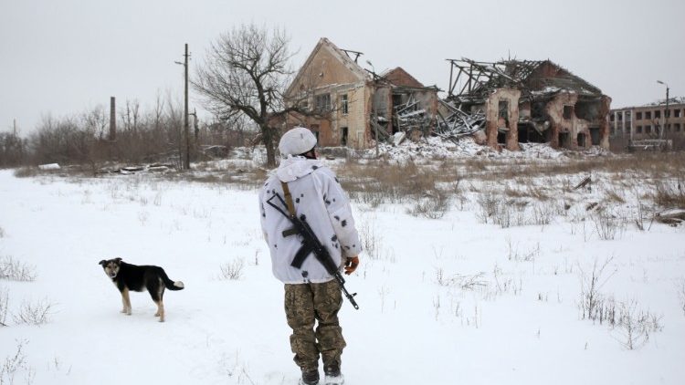 Ein ukrainischer Soldat an der Frontlinie im Donbass