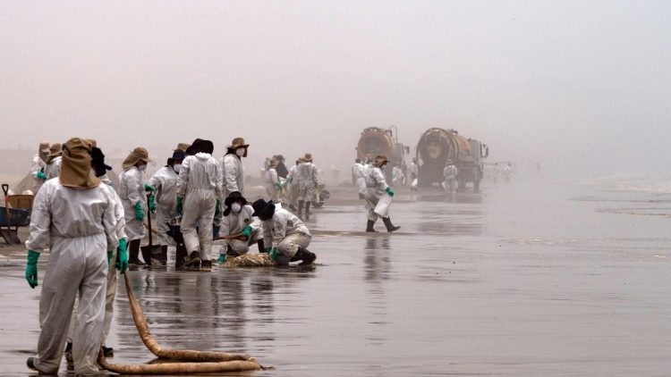 Equipes tentam limpar a poluição do mar depois do derramamento de petróleo bruto na região de Callao, no Peru