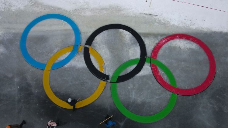 la bandiera olimpica con i cinque cerchi