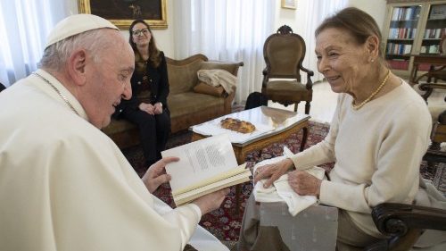 Edith Bruck: l'incontro con Francesco, il calore che chiama l'abbraccio