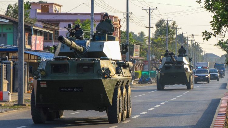 Panzer in den Straßen einer Siedlung in Kachin