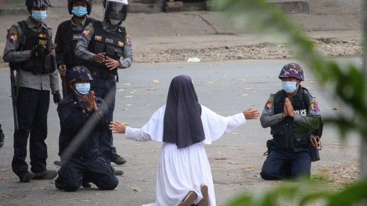 Ordensfrau versucht, Demonstranten in Kachin vor der Polizei zu schützen - eine Aufnahme vom 9. März letzten Jahres