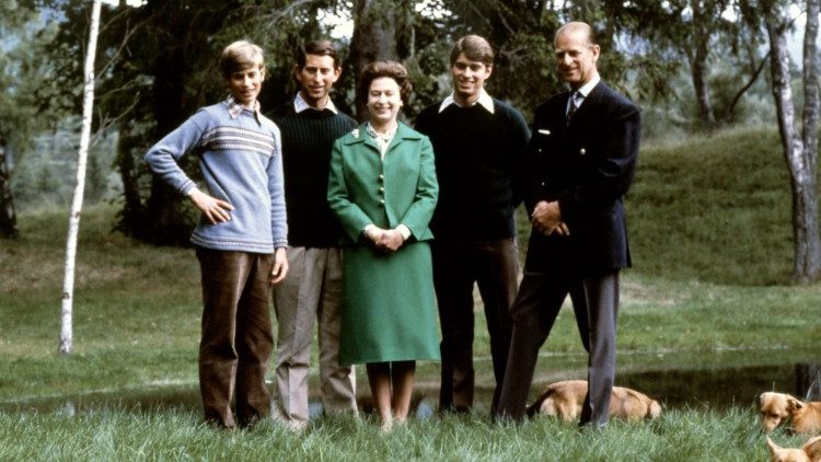 20 Nove. 1979 महारानी एलिजबेद,प्रिंस फिलिप  और अपने तीन बेटों के साथ