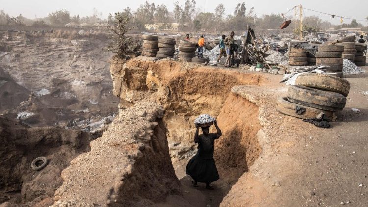 Für wenige Euro am Tag müssen viele Menschen weltweit äußerst harte Arbeit leisten - oft sind die Sicherheitsstandards ungenügend (hier ein Foto einer Granitmine in Burkina Faso)