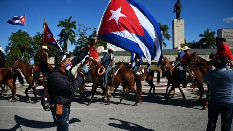 Manifestazione contro l'embargo Usa a Santa Clara, a Cuba, nel sessantesimo anniversario