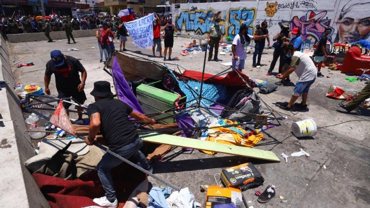 La gente destruye un campamento improvisado de migrantes a quienes se acusa del aumento de la delincuencia. Iquique, Chile.