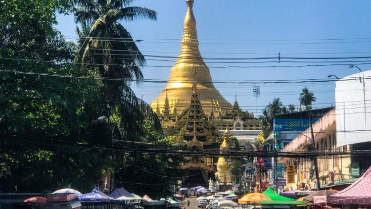 Vue sur la Shwedagon, la célèbre pagode de Rangoun, ce 1er février 2022.