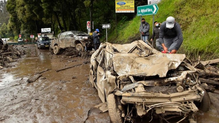 Quito, carros destruídos pela lama do vulcão