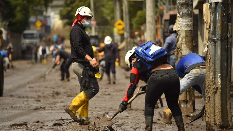 Ecuador, voluntarios trabajan para remover el lodo en las calles de Quito tras el aluvión del pasado 31 de enero.