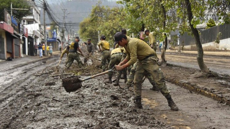 Ecuador, soccoritori spalano il fango che ha investito alcuni settori della capitale Quito
