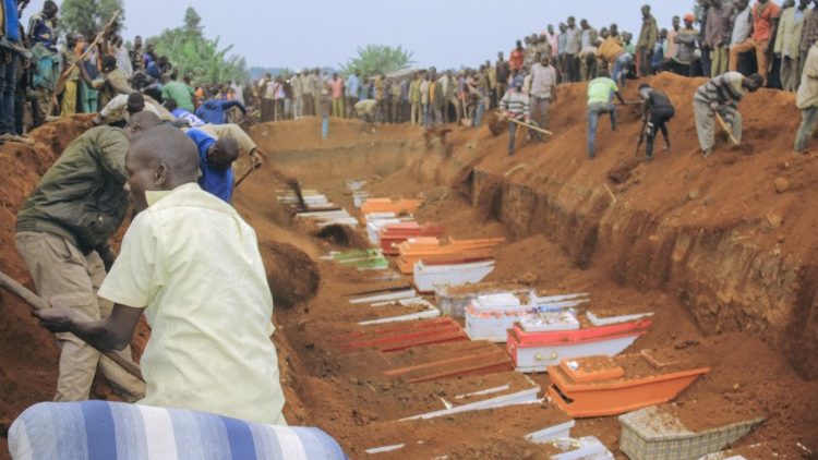 Enterro das vítimas do ataque contra o campo "Plaine Savo"
